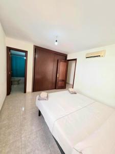 sypialnia z dużym białym łóżkiem w pokoju w obiekcie Miralmar 2 - Apartamento a 50 metros de la playa w mieście Carboneras