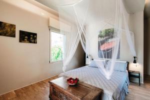科莫Villa Miranda & boat的卧室配有带蚊帐的床