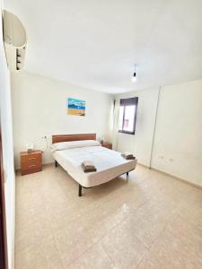 Duży, biały pokój z łóżkiem w obiekcie Miralmar 2 - Apartamento a 50 metros de la playa w mieście Carboneras