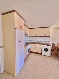 Kuchnia lub aneks kuchenny w obiekcie Miralmar 2 - Apartamento a 50 metros de la playa
