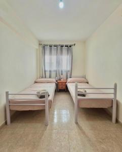 sypialnia z dwoma łóżkami i oknem w obiekcie Miralmar 2 - Apartamento a 50 metros de la playa w mieście Carboneras