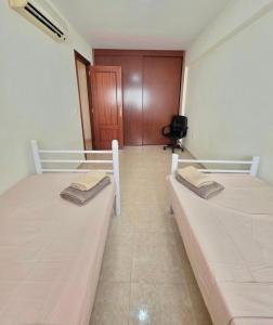 2 łóżka w pokoju z korytarzem w obiekcie Miralmar 2 - Apartamento a 50 metros de la playa w mieście Carboneras +12 zdjęć