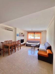 Część wypoczynkowa w obiekcie Miralmar 2 - Apartamento a 50 metros de la playa