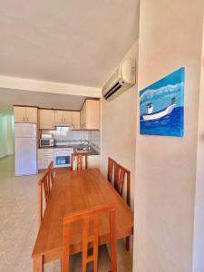 Kuchnia lub aneks kuchenny w obiekcie Miralmar 2 - Apartamento a 50 metros de la playa