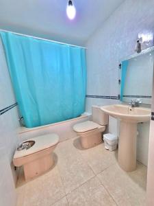 łazienka z toaletą i umywalką oraz toaletą w obiekcie Miralmar 2 - Apartamento a 50 metros de la playa w mieście Carboneras