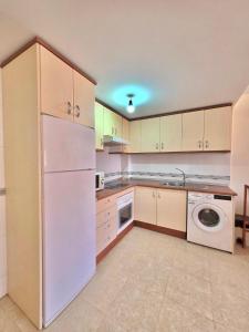 Kuchnia lub aneks kuchenny w obiekcie Miralmar 2 - Apartamento a 50 metros de la playa