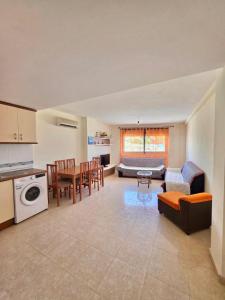 Kuchnia lub aneks kuchenny w obiekcie Miralmar 2 - Apartamento a 50 metros de la playa