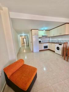 Kuchnia lub aneks kuchenny w obiekcie Miralmar 2 - Apartamento a 50 metros de la playa