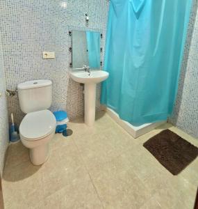 Łazienka w obiekcie Miralmar 2 - Apartamento a 50 metros de la playa
