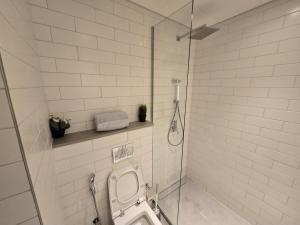 Ένα μπάνιο στο Luxury Apartment in Al Jada Wooden Theme by BlueCloud holidays