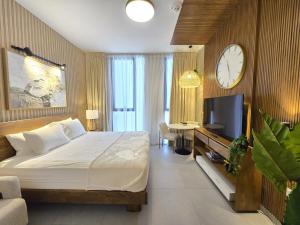 Μια τηλεόραση ή/και κέντρο ψυχαγωγίας στο Luxury Apartment in Al Jada Wooden Theme by BlueCloud holidays