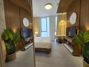 Ένα ή περισσότερα κρεβάτια σε δωμάτιο στο Luxury Apartment in Al Jada Wooden Theme by BlueCloud holidays