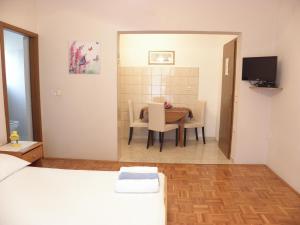 TV a/nebo společenská místnost v ubytování Apartments Katarina