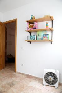 a fan sitting on a wall next to a room at Apartamento Vino Tinto in Valdepeñas +19 photos