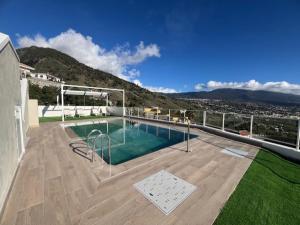 a swimming pool on the roof of a house at casa moni 2 in El Paso