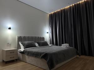 Un dormitorio con una cama grande y una ventana grande. en ESTET Comfort, en Almaty 5 fotos más