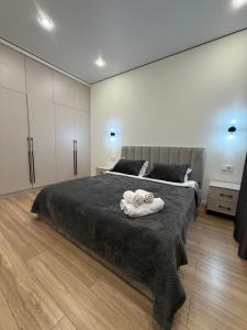 Un dormitorio con una cama grande con toallas. en ESTET Comfort, en Almaty