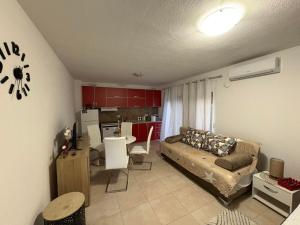ein Wohnzimmer mit Sofa und Tisch in der Unterkunft Apartman Strahinja in Tivat