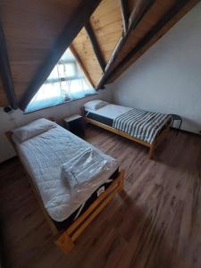 2 camas en una habitación con ático en Paseo Iñaki, en Lago Puelo 10 fotos más