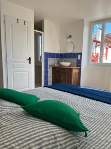 Ένα ή περισσότερα κρεβάτια σε δωμάτιο στο Maison Elgenia +1 φωτογραφίες