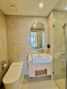 a bathroom with a sink and a mirror at 2 phòng ngủ Solari nhìn công viên liền kề Vincom Mega Mall in Long Bình