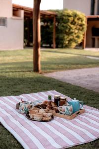 ein Tablett mit Brot und Gebäck auf einer Picknickdecke in der Unterkunft Complejo Las Sirenas in Villa Urquiza
