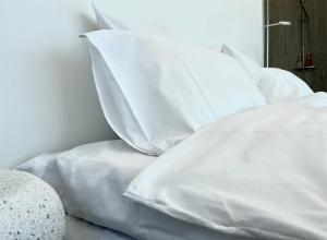 Ένα ή περισσότερα κρεβάτια σε δωμάτιο στο The Cube Luxury Experience, Boka Bay View, Tivat Kotor Bay, Duplex Pool & Terrace