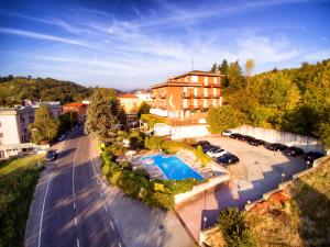 an aerial view of a house with a pool and cars at Hotel Boomerang - Check-in & Meals in front at hotel Sporting in Tabiano