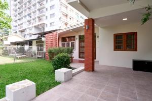 En hage utenfor Ray's Home,3BR with front yard,walkable to Nimman
