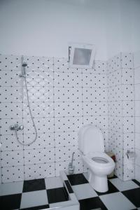 ケパロにあるHotel Te Stefiの黒と白のチェッカーフロアのバスルーム(トイレ付)