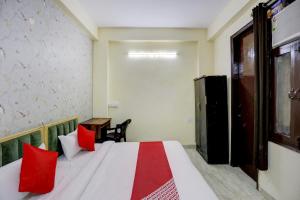 Postel nebo postele na pokoji v ubytování Hotel O Classic Inn
