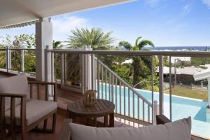a balcony with a view of a swimming pool at Villa Maravistah in Saint-François