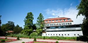 ein großes weißes Gebäude mit rotem Dach in der Unterkunft Schloss Berge in Gelsenkirchen