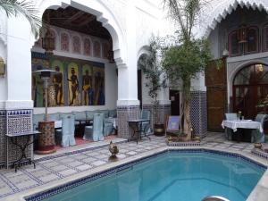 Bazén v ubytování Riad & Spa Esprit Du Maroc nebo v jeho okolí