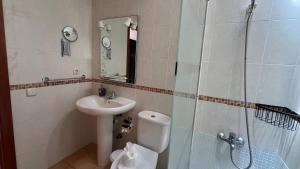 Et badeværelse på Anahi Homes Corralejo- Bicacarera 3 + 8 billeder