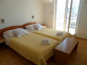 Кровать или кровати в номере Apartments & Room Marina View