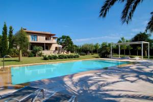 Swimmingpoolen hos eller tæt på Can Pou Llenaire