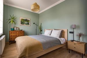 Voodi või voodid majutusasutuse Vintage Apartments , Free parking , Self check-in toas