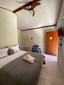 a bedroom with a bed with towels on it at Pousada Pedra Grande - SANA in Macaé +79 photos