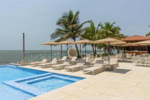 Bazén v ubytování Radisson Blu Hotel, Conakry nebo v jeho okolí