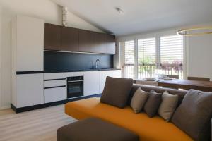 a living room with a couch and a kitchen at Ca' Allegra in Mogliano Veneto