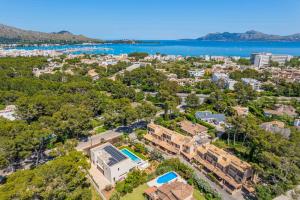 Gotmar Beach Is A Modern في إلبورت: اطلالة جوية على المدينة والماء