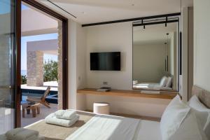 TV a/nebo společenská místnost v ubytování Seanatra Luxury Villas