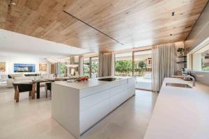 Gotmar Beach Is A Modern في إلبورت: مطبخ مع دواليب بيضاء وغرفة معيشة +37 صورة