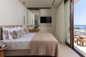 Postel nebo postele na pokoji v ubytování Seanatra Luxury Villas