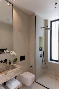 Koupelna v ubytování Seanatra Luxury Villas