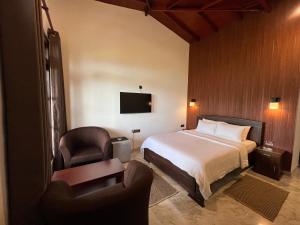 a hotel room with a bed and a chair at Blooming Rose Ella in Ella