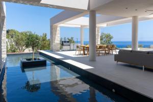 Bazén v ubytování Seanatra Luxury Villas nebo v jeho okolí