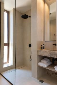Koupelna v ubytování Seanatra Luxury Villas