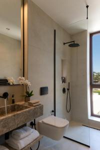 Koupelna v ubytování Seanatra Luxury Villas